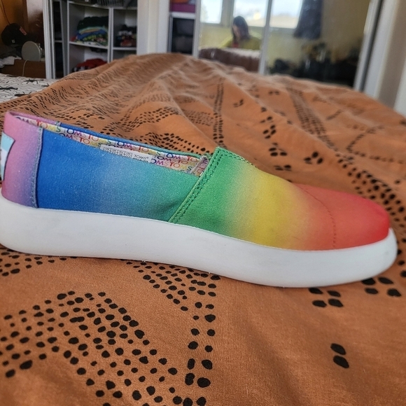 EUC TOMS Alpargata Mallow Rainbow Slip On Loafer Pride 5.5 - Picture 6 of 15